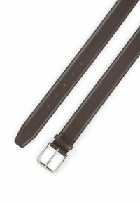 Cintura in pelle marrone con finitura liscia, fibbia in metallo argento e cinque fori di regolazione, con cuciture a contrasto lungo i bordi.
