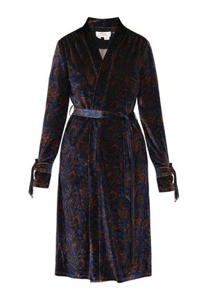Velsede omslagkjole med et blåt og rustfarvet paisleymønster, et bælte med knude i taljen og lange ærmer med knudedetaljer ved manchetterne.