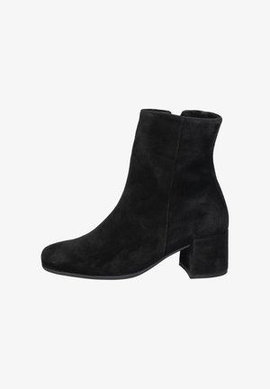 Bottine en suède noir, à bout carré et à talon bloc. Caractérisée par une texture lisse, un design minimaliste, sans accents ni motifs visibles.