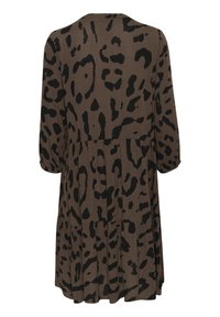 Rochie maro cu un model de print leopard negru, maneci trei sferturi și un design cu fuste în straturi. Confecționată dintr-un material moale.