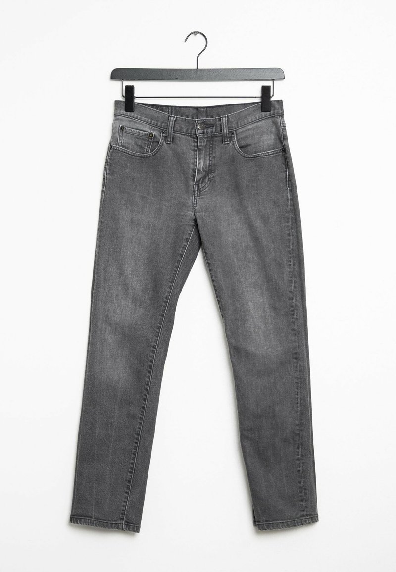 Jean en denim gris avec une coupe droite. Les caractéristiques comprennent cinq poches, des passants de ceinture et des détails de couture discrets. Suspendu à un cintre noir.