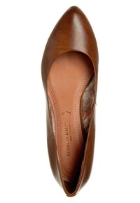 Chaussure plate en cuir marron avec un bout pointu. L'intérieur présente une semelle intérieure beige avec un logo embossé. Texture lisse et coutures minimales.