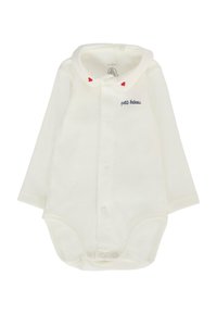 Biała, długozasięgowa jednoczęściowa odzież z kołnierzykiem, ozdobiona czerwonymi sercami i niebieskim haftowanym tekstem. Wykonana z miękkiego materiału z zapięciami na napy.