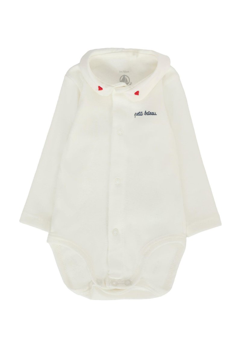 Biała, długozasięgowa jednoczęściowa odzież z kołnierzykiem, ozdobiona czerwonymi sercami i niebieskim haftowanym tekstem. Wykonana z miękkiego materiału z zapięciami na napy.