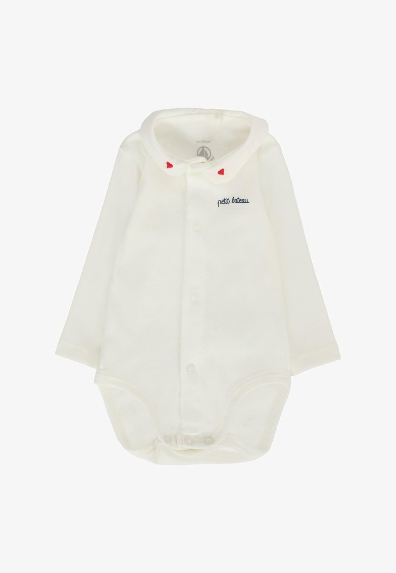 Biała, długozasięgowa jednoczęściowa odzież z kołnierzykiem, ozdobiona czerwonymi sercami i niebieskim haftowanym tekstem. Wykonana z miękkiego materiału z zapięciami na napy.