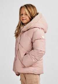 Svijetlo ružičasta, quilted puffer jakna s kapuljačom obloženom krznom. Sadrži emblem srca na lijevoj rukavu i bočne džepove.