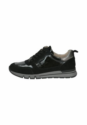 Sneakers neri caratterizzati da una combinazione di pelle verniciata lucida e suede. Presentano una suola in gomma grigia e un accento metallico sul tallone.