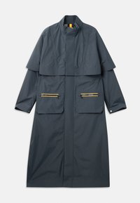 Tmavosivý nepremokavý kabát s vysokým golierom, viacvrstvovým horným dizajnom, dvoma prednými vreckami so žltými zipsami a manžetami na cvoky.