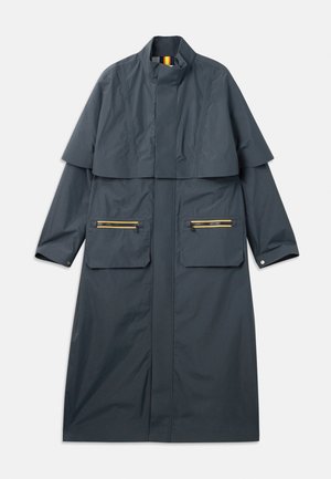 Tmavě šedý nepromokavý kabát s vysokým límcem, vícenásobnou vrstvou horního dílu, dvěma předními kapsami se žlutými zipy a manžetami na cvočky.