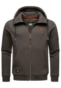 Ruskea vetoketjullinen huppari, jossa on nyöritettävä huppu, joustavat hihansuut ja etutaskut. Sisältää logot yksityiskohtina ja pehmeän, teksturoidun kankaan.