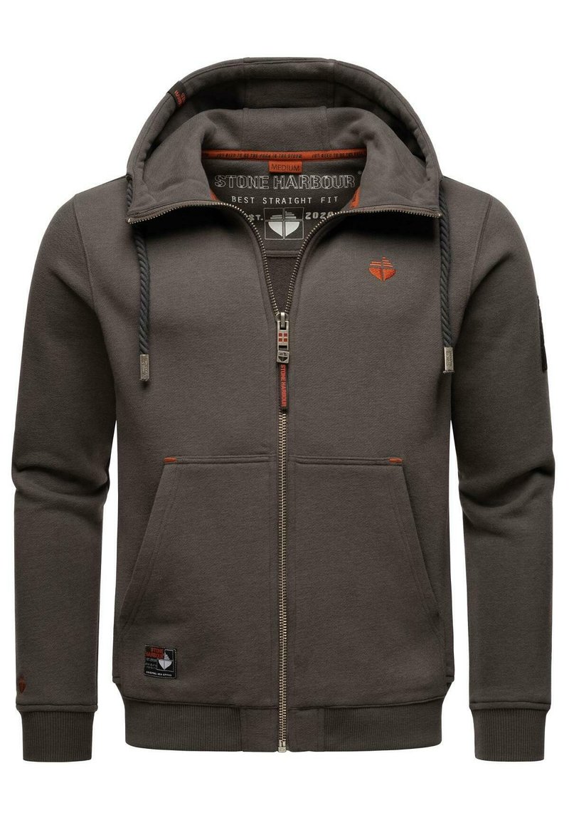 Ruskea vetoketjullinen huppari, jossa on nyöritettävä huppu, joustavat hihansuut ja etutaskut. Sisältää logot yksityiskohtina ja pehmeän, teksturoidun kankaan.