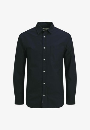 Sötétkék, hosszú ujjú ing, melynek gombos eleje, hegyes gallérja, egyetlen mellzsebe és fehér gombjai vannak, sima anyagból.