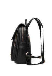 Zwarte leren rugzak met een gestructureerde vorm, voorzien van gouden ritsen, een voorvak en verstelbare banden. Textuur oppervlak met een minimalistisch ontwerp.