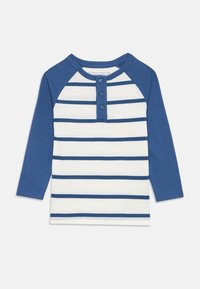 Langarmhemd mit weißem Körper und blauem Streifenmuster. Verfügt über blaue Raglanärmel und eine Dreiknopf-Leiste am Kragen.