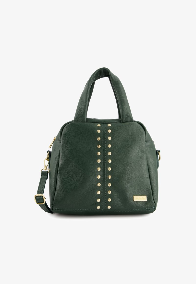 Zielona skórzana torebka z złotymi ćwiekami na przodzie, podwójnymi uchwytami u góry i odpinanym paskiem na ramię. Teksturowana powierzchnia o prostokątnym kształcie.