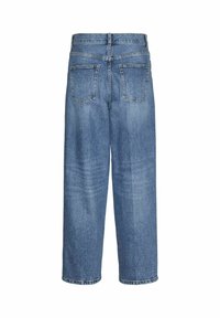 Jeans de mezclilla de color azul claro con un ajuste holgado, cintura media y dos bolsillos traseros. Presenta pierna recta y un desgaste mínimo.