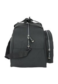 Czarna torba sportowa Real Madryt z boczną kieszenią, podwójnymi suwakami oraz regulowanym paskiem na ramię, pokazana na białym tle.