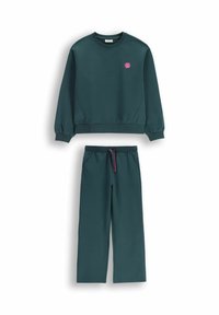 Ciemnozielona bluza i pasujące spodnie. Bluza z długimi rękawami, ściągaczami na mankietach oraz różowym logo. Spodnie posiadają boczne kieszenie i sznurek do ściągania.