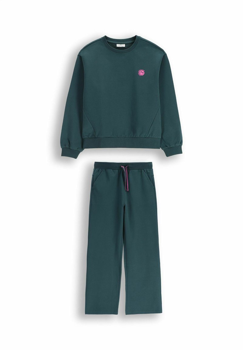 Ciemnozielona bluza i pasujące spodnie. Bluza z długimi rękawami, ściągaczami na mankietach oraz różowym logo. Spodnie posiadają boczne kieszenie i sznurek do ściągania.