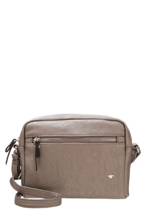 Sac bandoulière en simili cuir gris avec une poche avant zippée et une bandoulière ajustable. Présente une texture lisse et un petit logo.