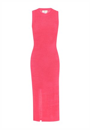 Testre simuló, ujjatlan ruha élénk rózsaszín kötött anyagból, középhosszan a vádliig, oldalhasítékkal, kerek nyakkivágással és bordázott textúrával.