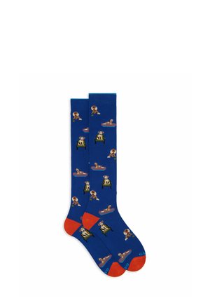 Blaue Socken mit roten Akzenten, die ein Hundemuster zeigen, auf dem Hunde in verschiedenen Posen abgebildet sind, aus einem weichen, dehnbaren Material gefertigt.