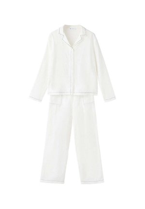 Parte superior de pijama blanca de manga larga con botones y cuello, y pantalones anchos a juego, ambos con costuras en contraste oscuro en los bordes.