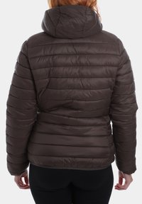 Giacca invernale marrone con trapuntatura orizzontale, cappuccio e polsini elastici. Presenta una texture liscia e lucida e un design slim fit.