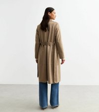 Beige langer Mantel mit tailliertem Schnitt, aus weichem Stoff. Hat eine gerade Silhouette und einen passenden Bindegürtel. Kombiniert mit weiter geschnittenen Jeans.