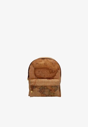 Zaino marrone con design della mappa del mondo, realizzato in tessuto testurizzato, dotato di una tasca frontale e chiusura con zip.