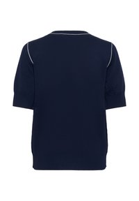 Pull tricoté bleu marine à manches courtes, col rond, avec des passepoils blancs contrastants au col et aux épaules. Fentes sur les côtés en bas.