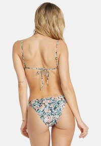 Květinový bikini set s nastavitelnými ramínky. Obsahuje barevný květinový vzor v růžové a zelené barvě na černém pozadí s zavazováním na zádech.