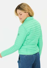 Letvægts, mintgrøn pufferjakke med vertikale syninger, høj krave og en tætsiddende form. Blød, quilted tekstur.