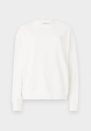 Bílá mikina vyrobená z měkkého materiálu, s kulatým výstřihem, dlouhými rukávy, ribovanými manžetami a malým modrým logem na hrudi.