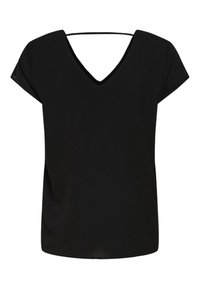 Top nero a maniche corte con scollo a V profondo e una sottile tracolla sul retro. Il tessuto appare liscio, con una vestibilità ampia e rilassata.