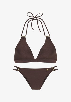 Ensemble de bikini marron comprenant un haut triangulaire avec des liens réglables et des accents dorés, et un bas assorti avec des détails en quincaillerie sur les côtés.
