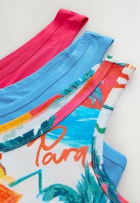 Drie mouwloze tops: één roze, één blauw en één meerkleurig met tropische print, gemaakt van zacht katoen en met contrasterende stiksels.