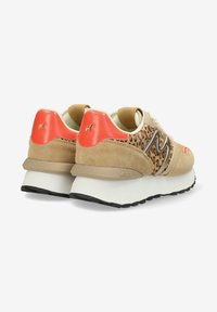 Bruna mockasnörskor med leopardmönstrade detaljer, rosaröd häll, beige inslag och vit mellansula. Har varumärkeslogga på hällen.