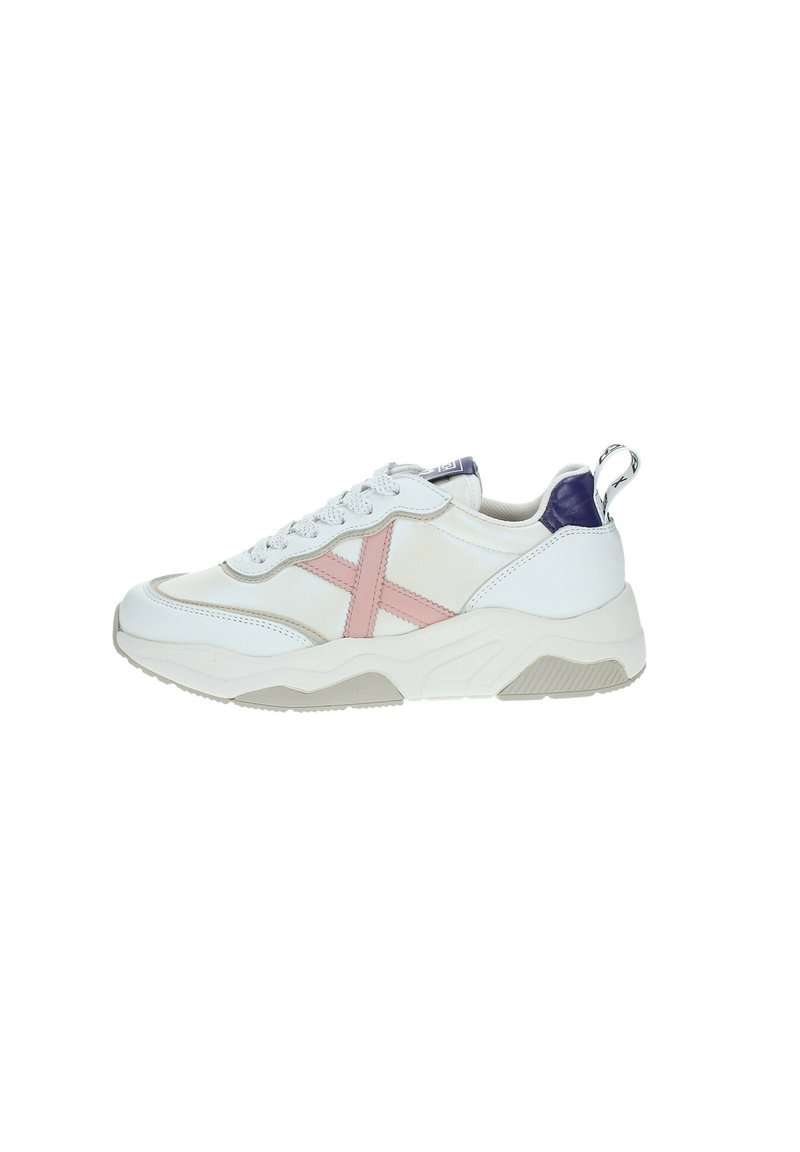 Sneaker bianco con accenti rosa e viola, materiale sintetico, suola testurizzata, punta tonda e chiusura con lacci. Presenta un anello di trazione per indossarla facilmente.