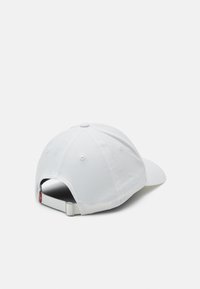 Hvit baseballcaps med buet skjerm, laget av bomull, justerbar bakre stropp, og en sentral knapp på toppen. Enkelt design uten logoer.