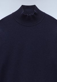 Maglione a collo alto navy realizzato in tessuto morbido e texture. Presenta un colletto a coste e una vestibilità comoda. Design minimalista senza decorazioni.