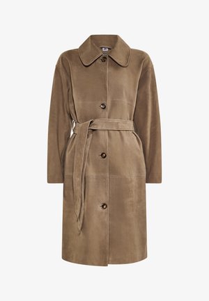 Pruun sünteetiline suede jakk, millel on kaelus, esimesed nupud ja sobiv vöö. Omab pikka, sirget disaini ja nähtavaid õmblusaktsente.