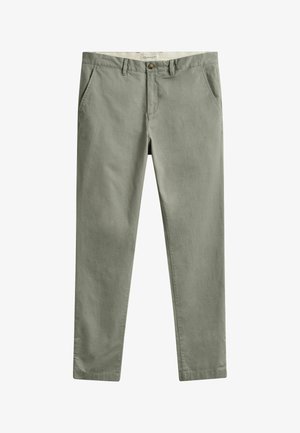 Lichte olijfgroene rechte herenbroek met zijzakken, riemlussen en knoopsluiting.