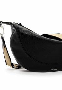 Borsa a tracolla in pelle nera con forma curva, superficie texture e una tracolla tan a contrasto. Presenta accessori in argento e dettagli del logo.
