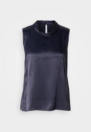 Ärmlös topp i mörk marinblå satin, med hög krage och nyckelhålsöppning bak. Mjuk textur med en något avslappnad passform.
