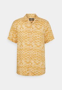 Camisa de manga corta en amarillo con un patrón geométrico texturizado. Cuenta con un cierre de botones delantero y un corte relajado.