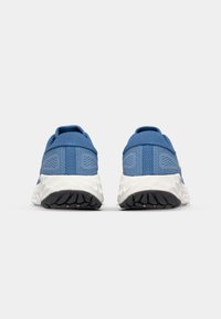 Scarpe sportive blu con tomaia in mesh, colletto imbottito, soletta bianca e suola nera testurizzata. Presentano un design minimalista e un tallone rinforzato.
