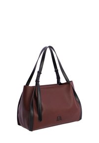 Bolso de mano de cuero marrón texturizado con asas de cuero negro liso; presenta un acento de logo en la parte delantera; forma rectangular, diseño estructurado.