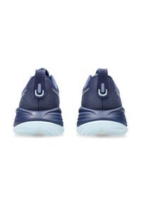 Baskets de sport navy avec une tige en tissu texturé, dotées d'une languette de talon rembourrée et d'une semelle bleue semi-transparente légère.