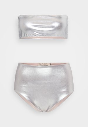 Silbernes Metallic-Bikini-Set mit einem trägerlosen Oberteil und einem hochgeschnittenen Unterteil. Glatte Textur mit subtiler Schimmer. Etikett auf dem Bund sichtbar.